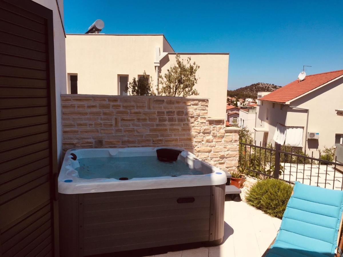 Boutique La Perla Jacuzzi Leilighet Murter Eksteriør bilde